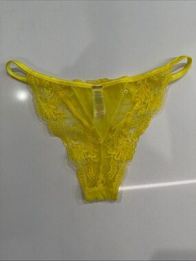 Bluebella NWOT Rafaela Brief Yellow Iris Lace Size Small / US 6